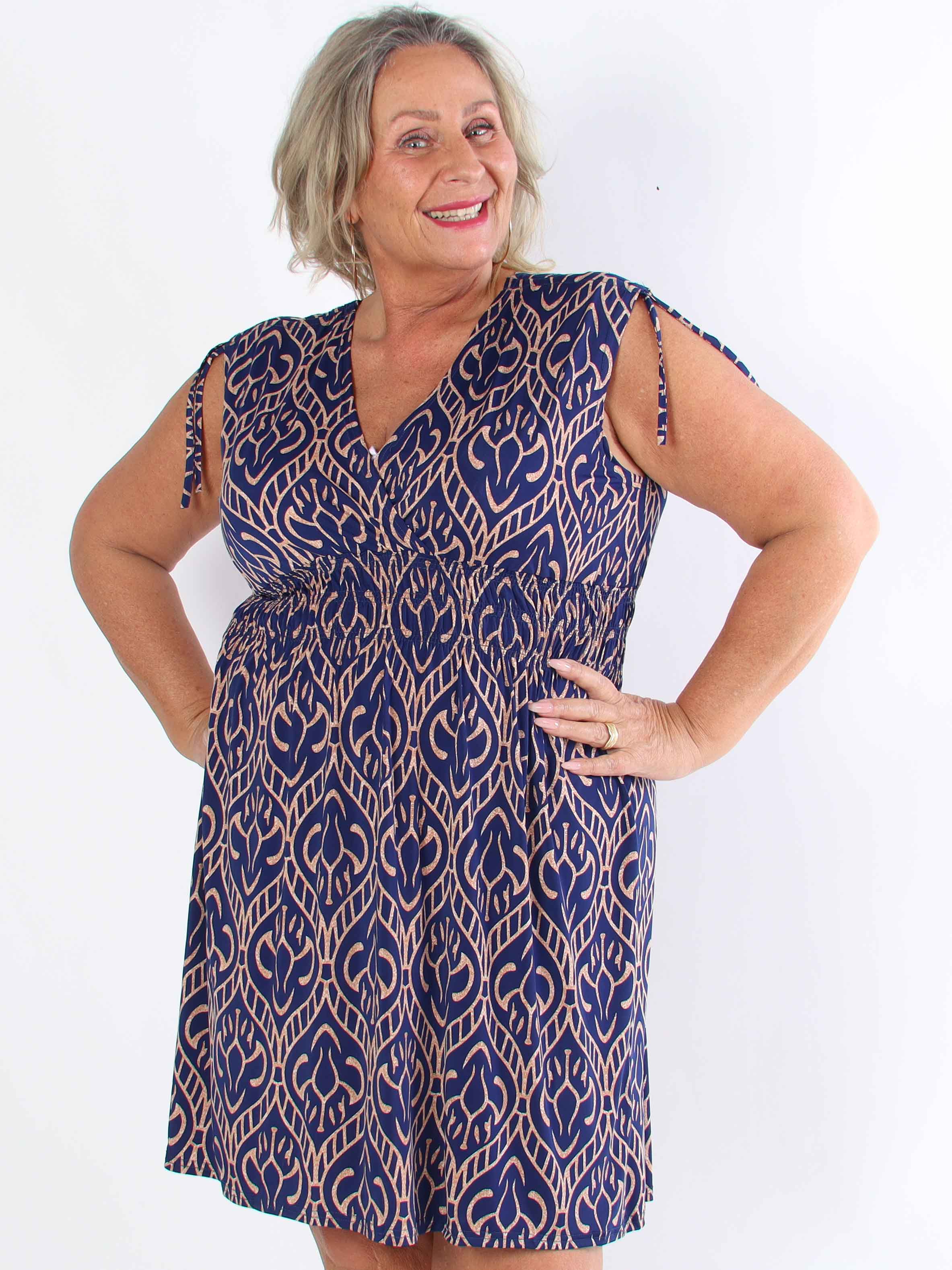 Pams Boho Short - Kort elastisk plus size-klänning i skrynkelfritt tyg